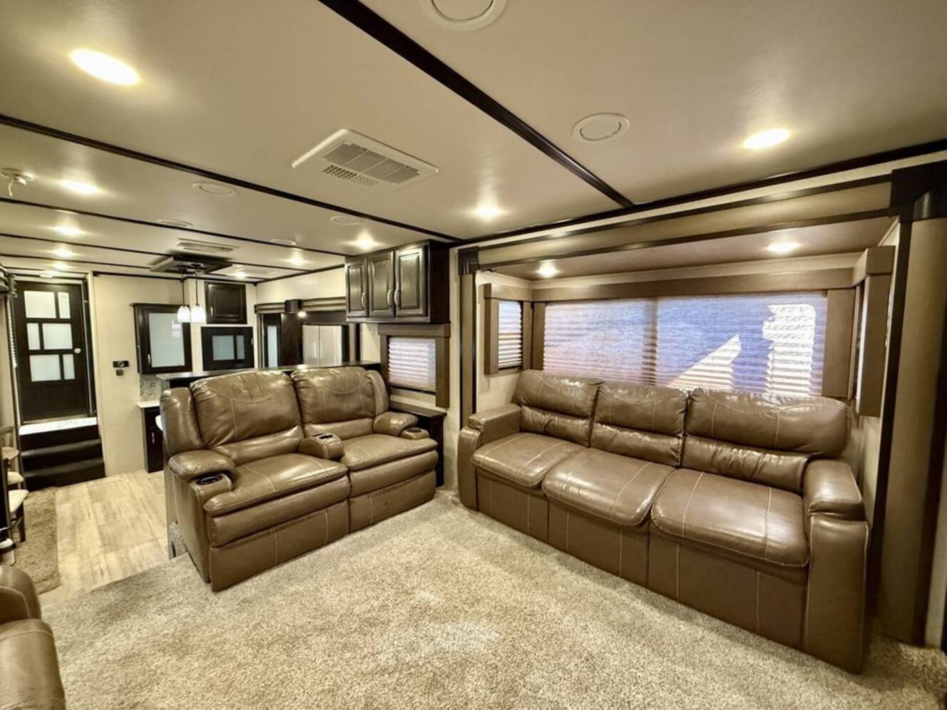 A photo of this 2016 Grand Design Momentum 376TH