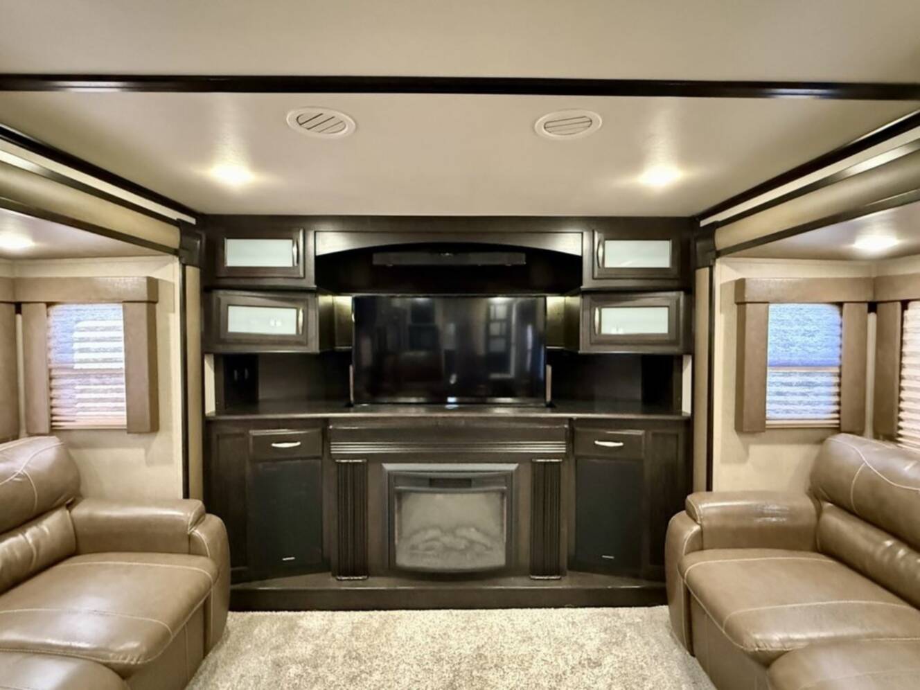 A photo of this 2016 Grand Design Momentum 376TH
