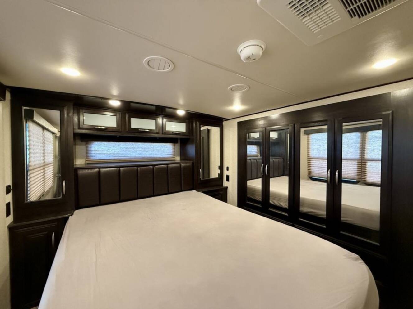 A photo of this 2016 Grand Design Momentum 376TH