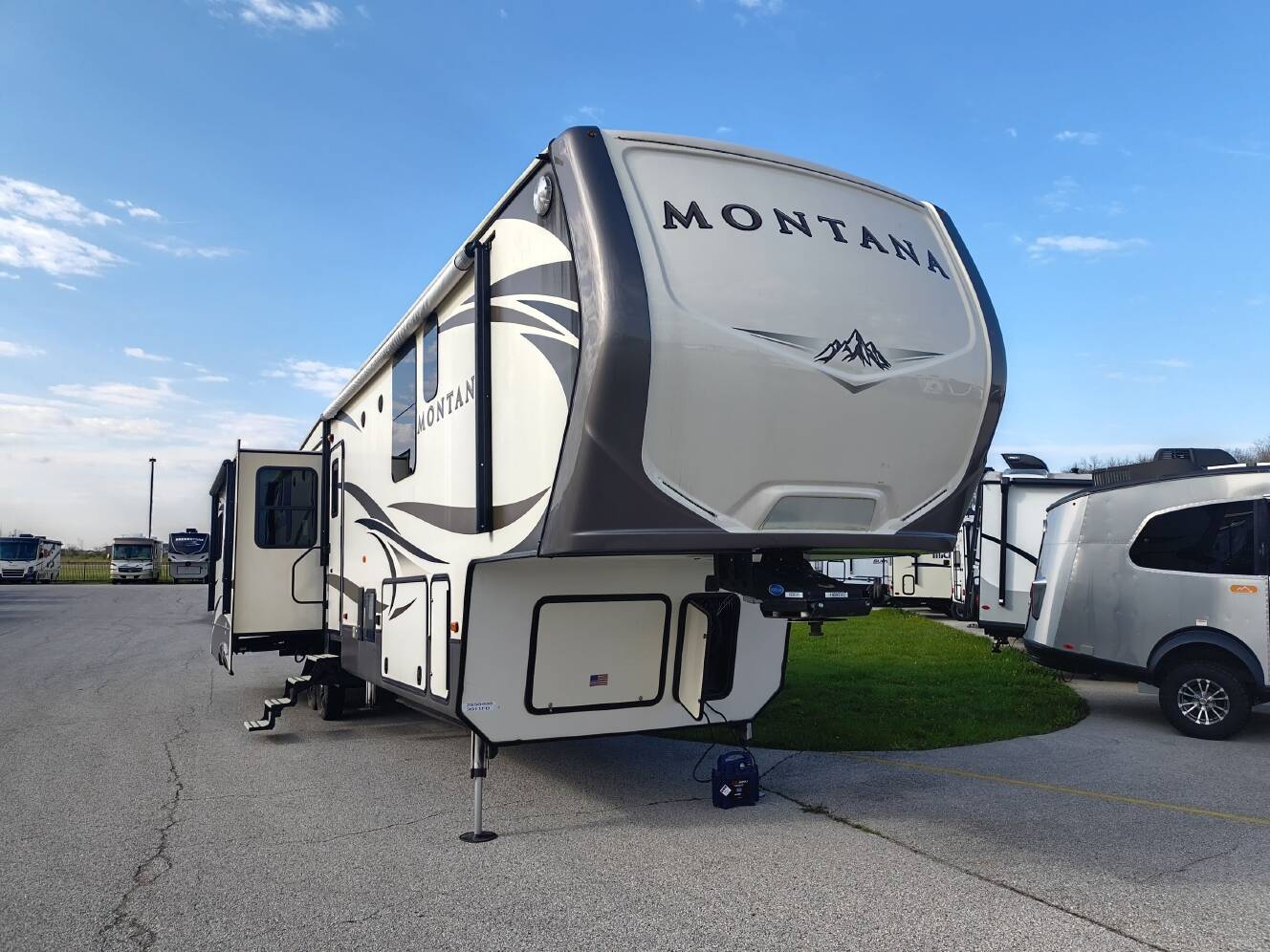 A photo of this 2017 Keystone MONTANA 3911FB