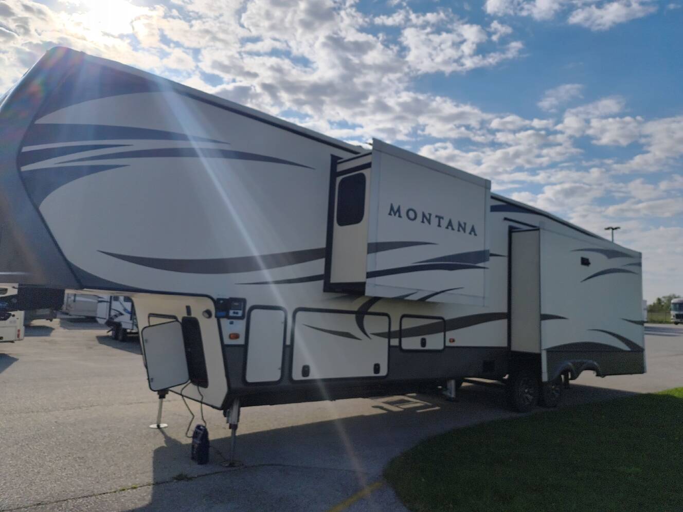 A photo of this 2017 Keystone MONTANA 3911FB