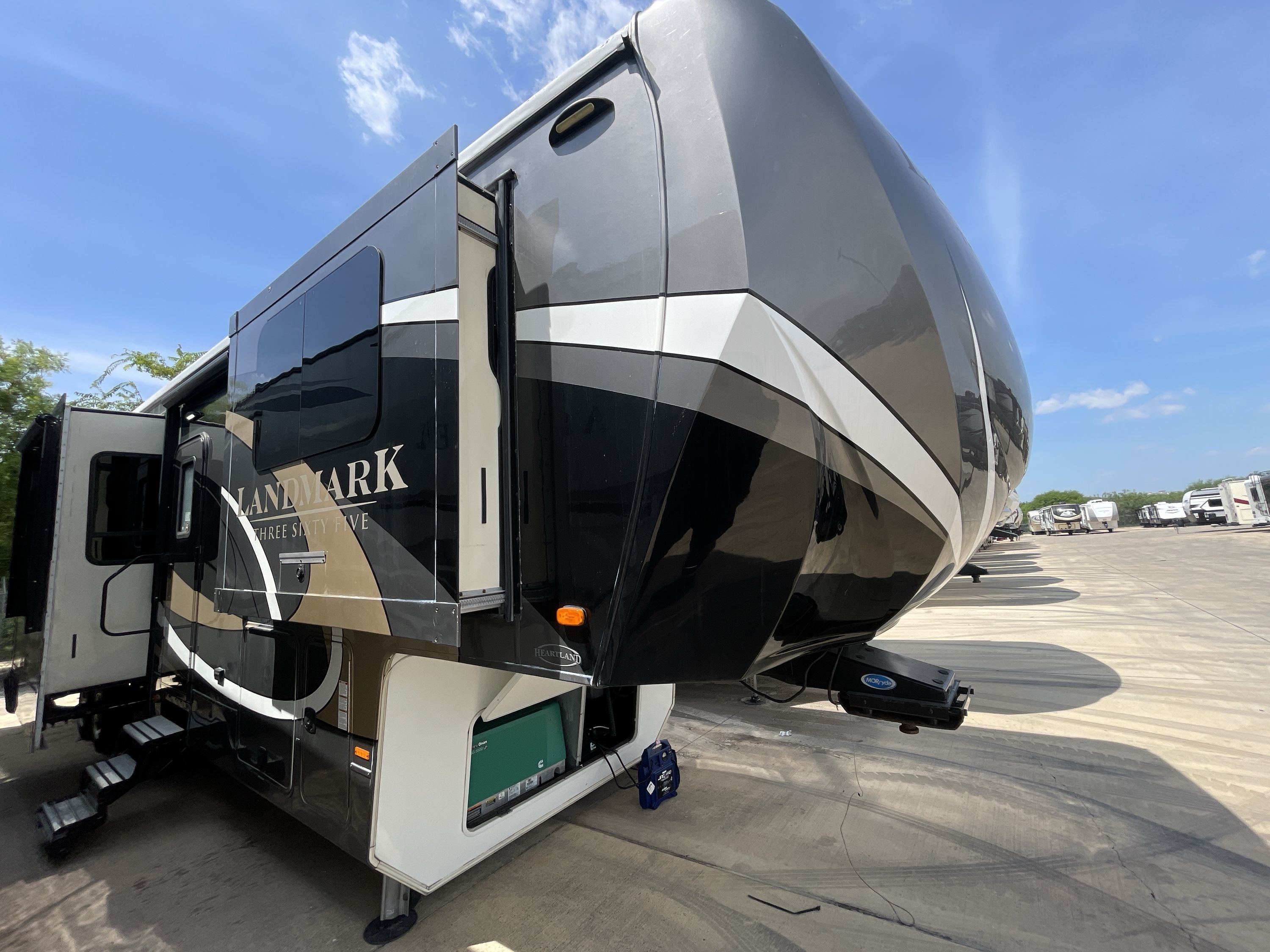 2017 Heartland LANDMARK MADISON 365 in new braunfels TX
