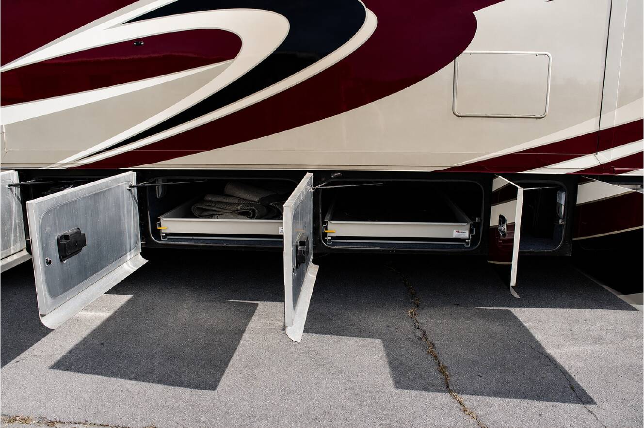 A photo of this 2015 Tiffin Motorhomes PHAETON 40 QBH