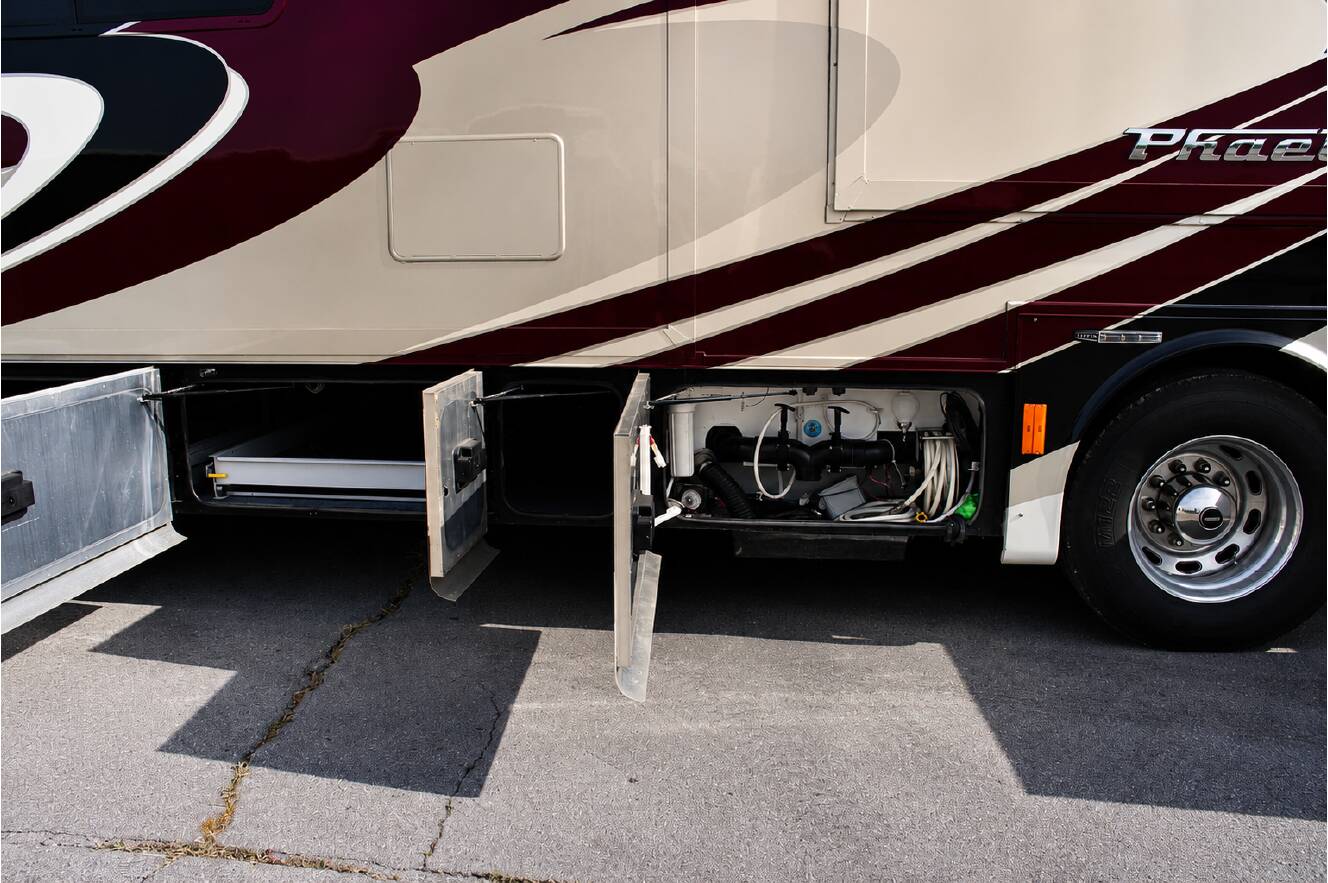 A photo of this 2015 Tiffin Motorhomes PHAETON 40 QBH