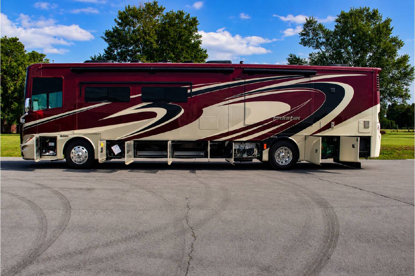 A photo of this 2015 Tiffin Motorhomes PHAETON 40 QBH