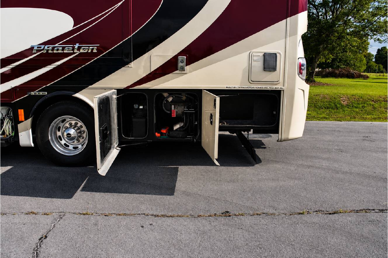 A photo of this 2015 Tiffin Motorhomes PHAETON 40 QBH