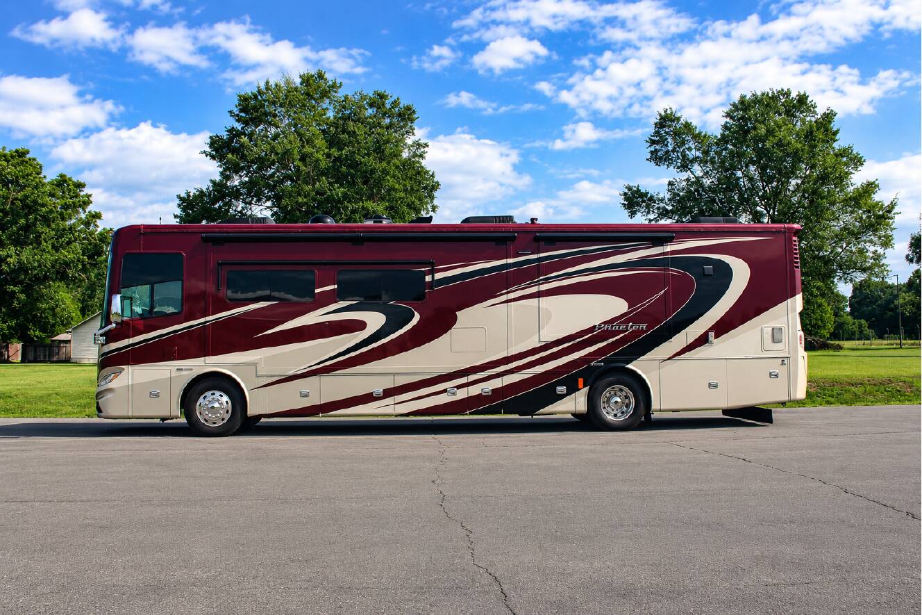 A photo of this 2015 Tiffin Motorhomes PHAETON 40 QBH