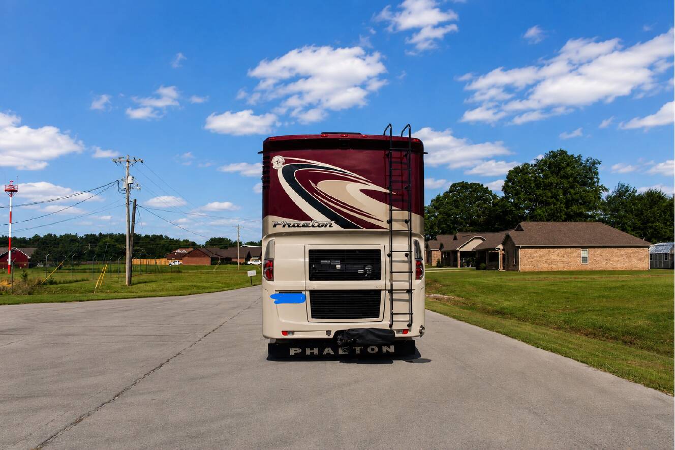 A photo of this 2015 Tiffin Motorhomes PHAETON 40 QBH