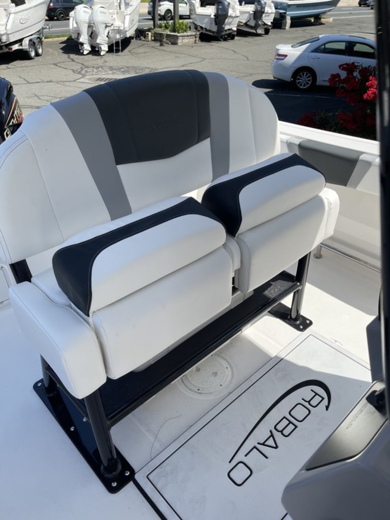 New 2026 Robalo R232 Explorer R242EX For Sale in Toms River, NJ
