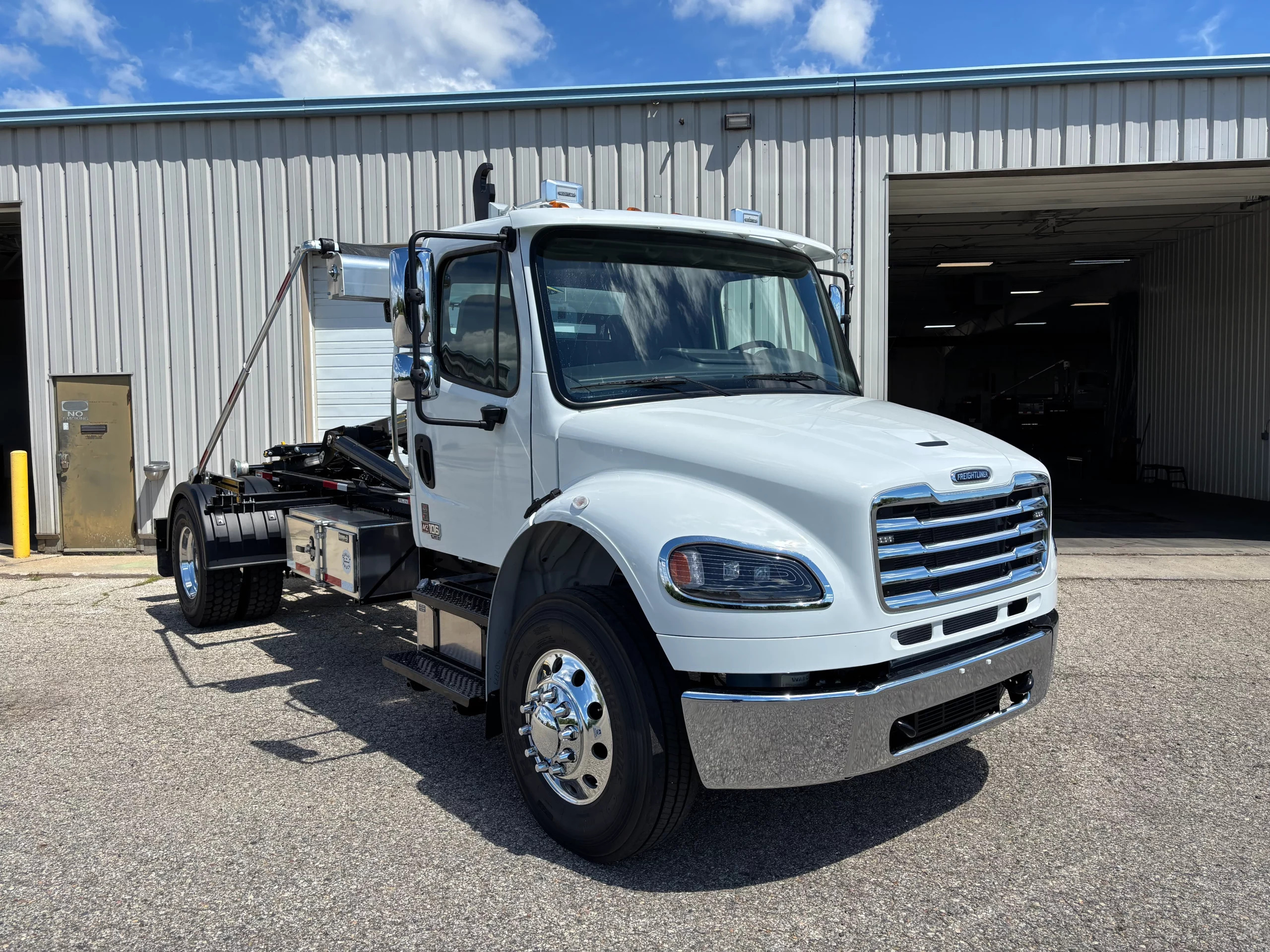2027 FREIGHTLINER BUSINESS CLASS M2 106 in Clare, MI