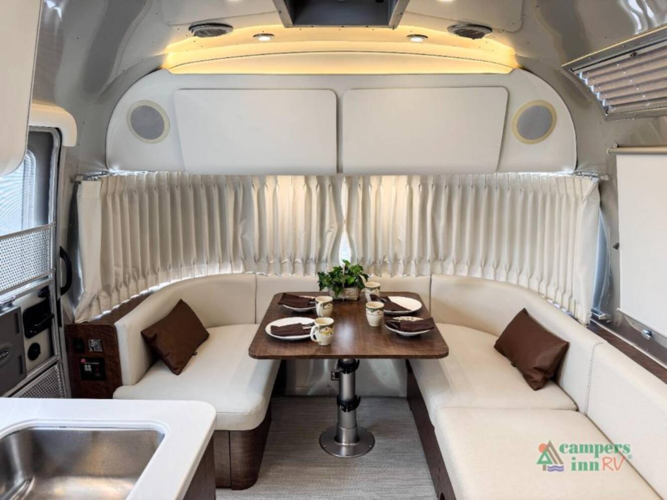 A photo of this 2019 Airstream Globetrotter globetrotter 27fbq
