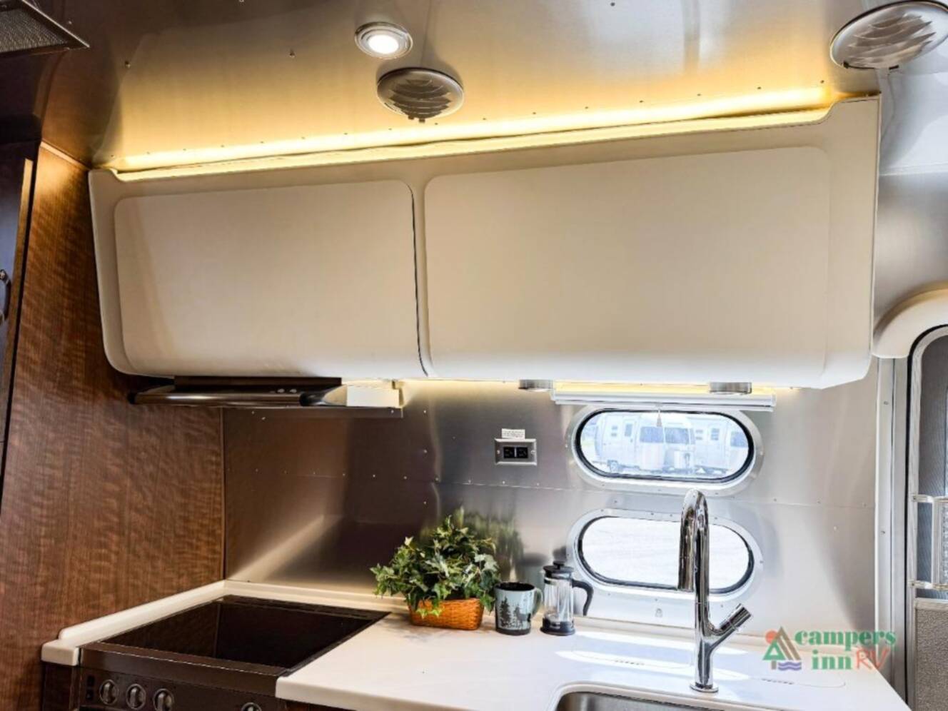 A photo of this 2019 Airstream Globetrotter globetrotter 27fbq