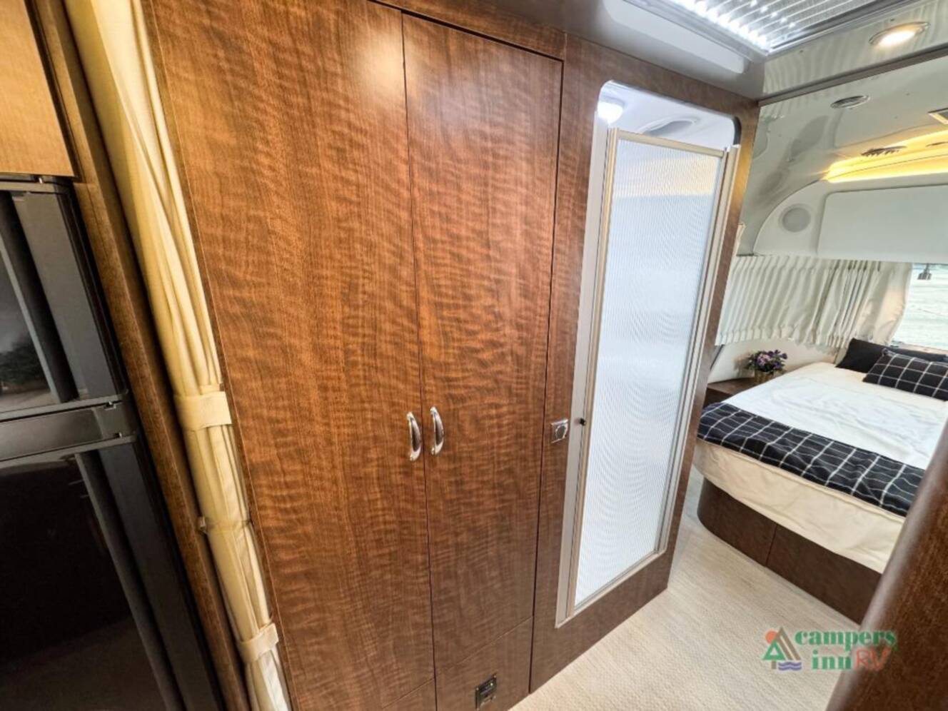 A photo of this 2019 Airstream Globetrotter globetrotter 27fbq