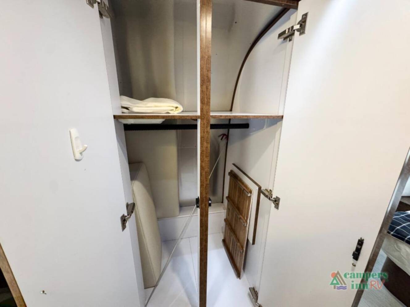 A photo of this 2019 Airstream Globetrotter globetrotter 27fbq