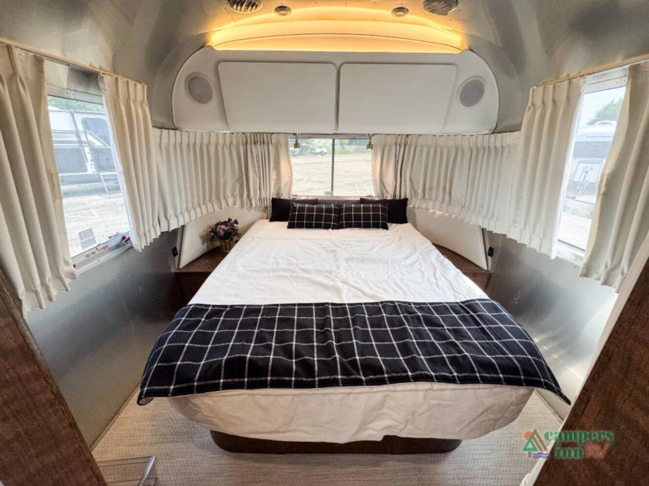 A photo of this 2019 Airstream Globetrotter globetrotter 27fbq