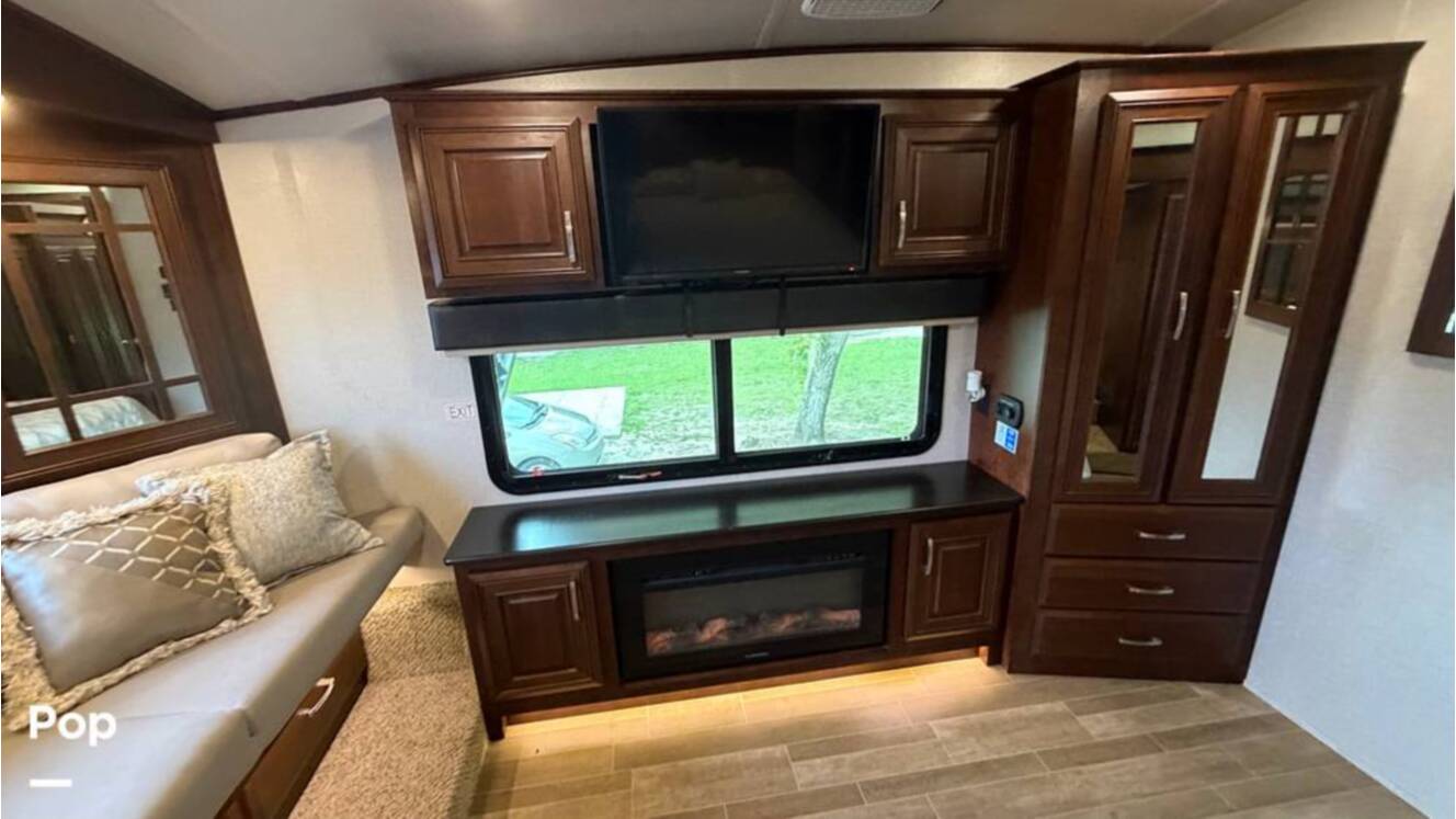 A photo of this 2020 Jayco Pinnacle 36SSWS