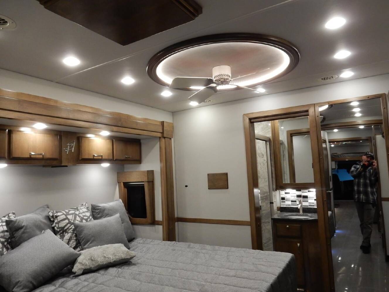 A photo of this 2027 Show Hauler SH1377T1-36