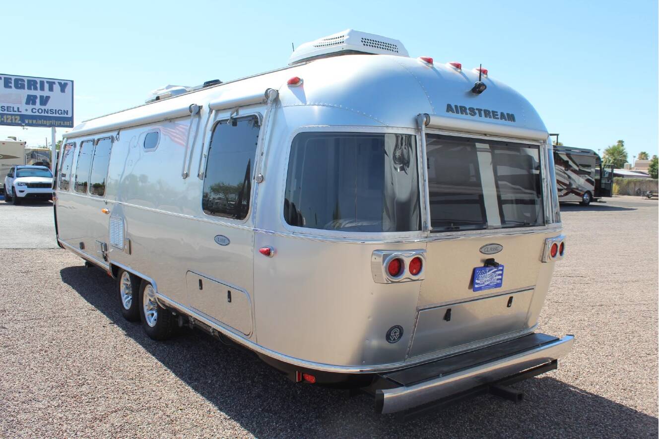 A photo of this 2017 Airstream CLASSIC 30RB