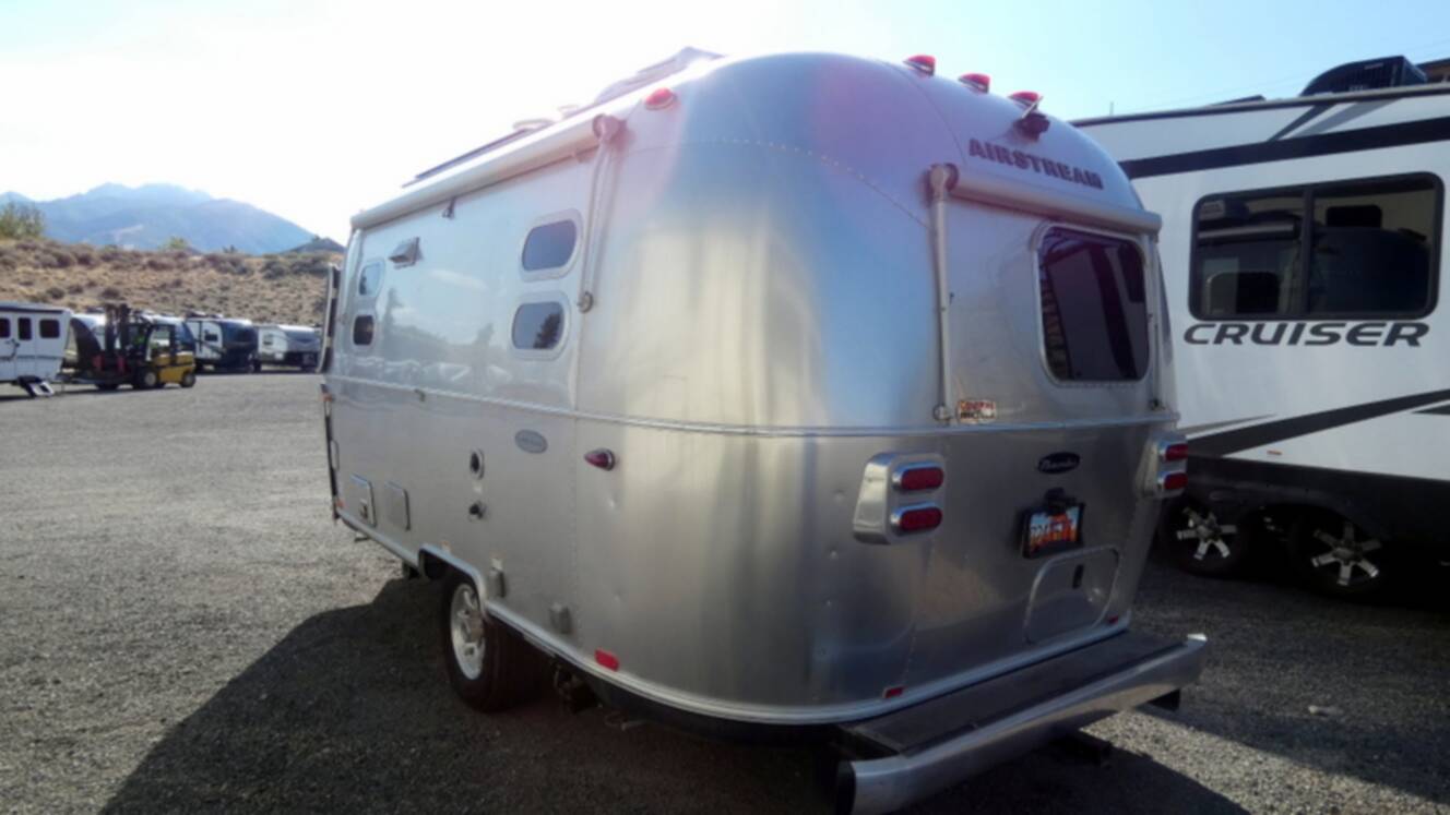 A photo of this 2017 Airstream FLYING CLOUD M-19