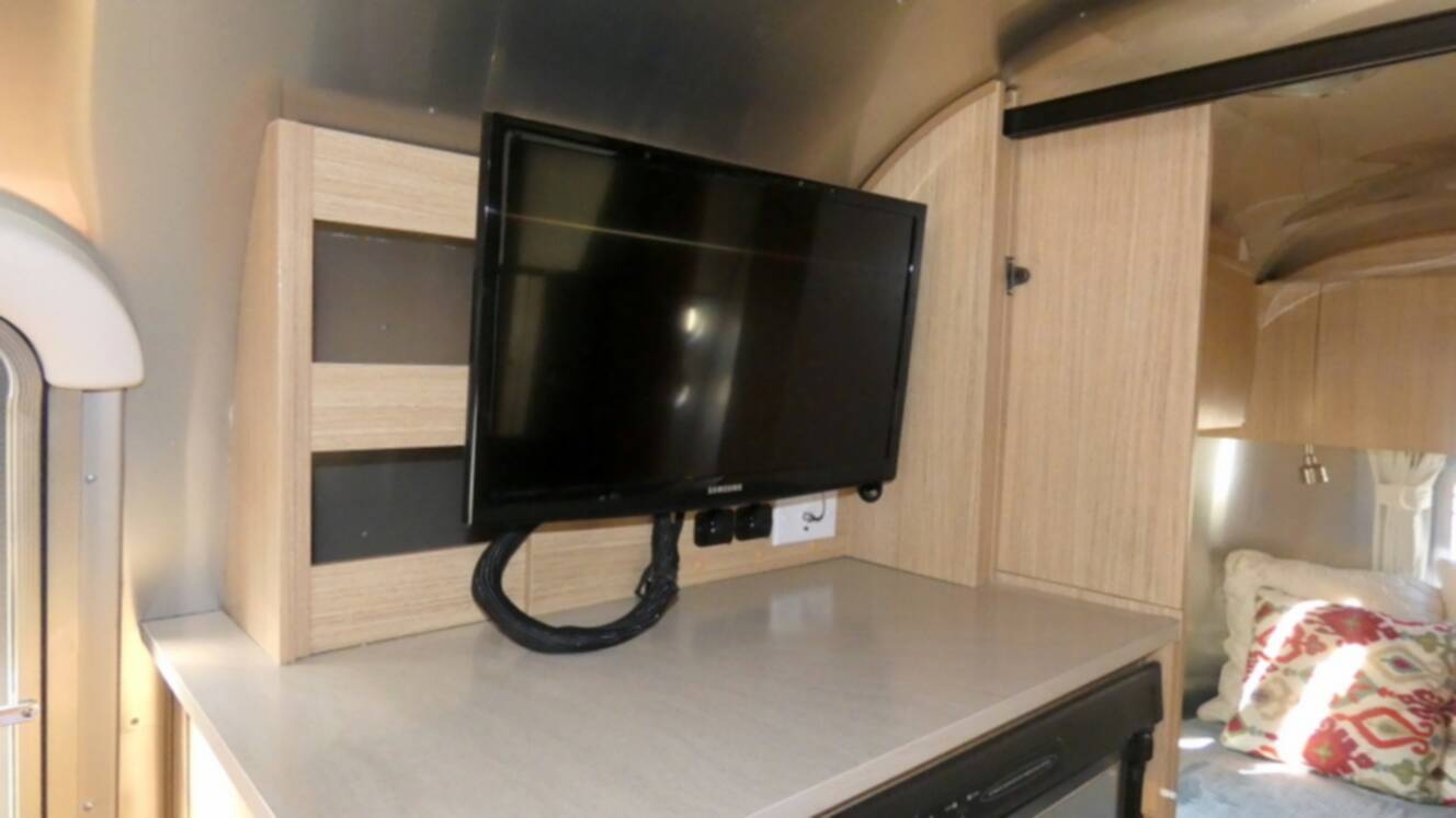 A photo of this 2017 Airstream FLYING CLOUD M-19