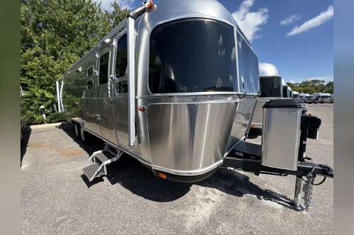 2025 Airstream Classic 30RB in dover FL