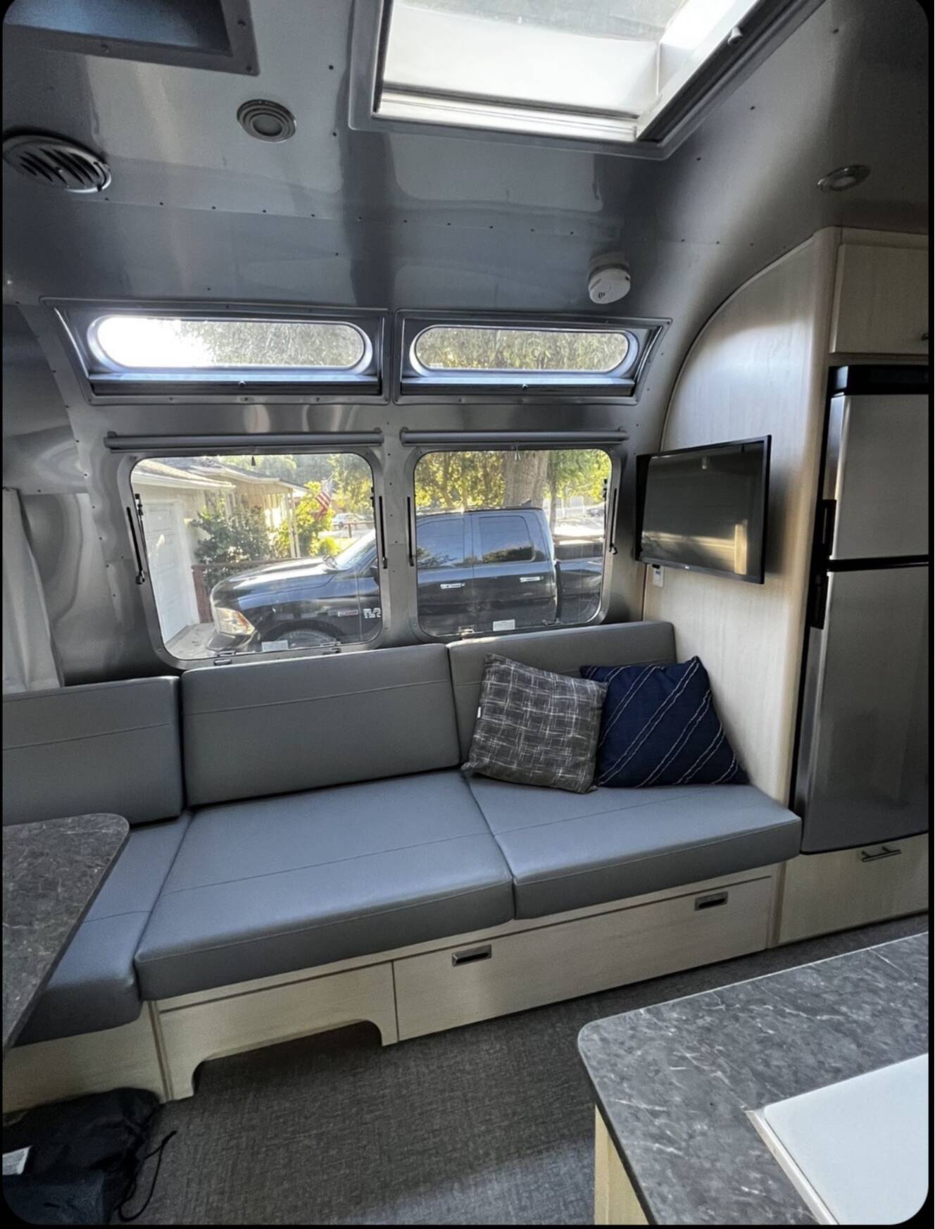 A photo of this 2022 Airstream FLYING CLOUD 27FB TWIN