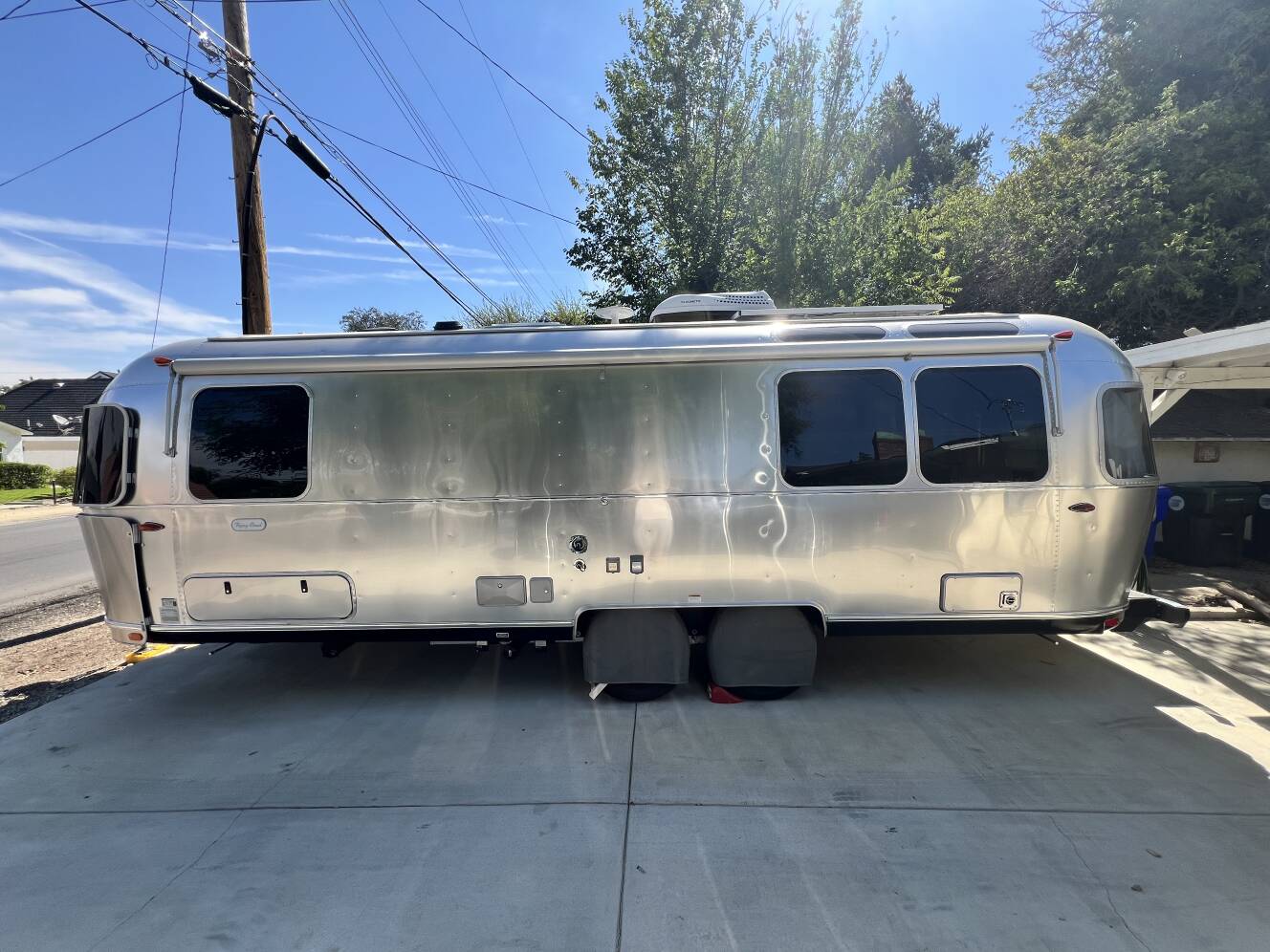 A photo of this 2022 Airstream FLYING CLOUD 27FB TWIN