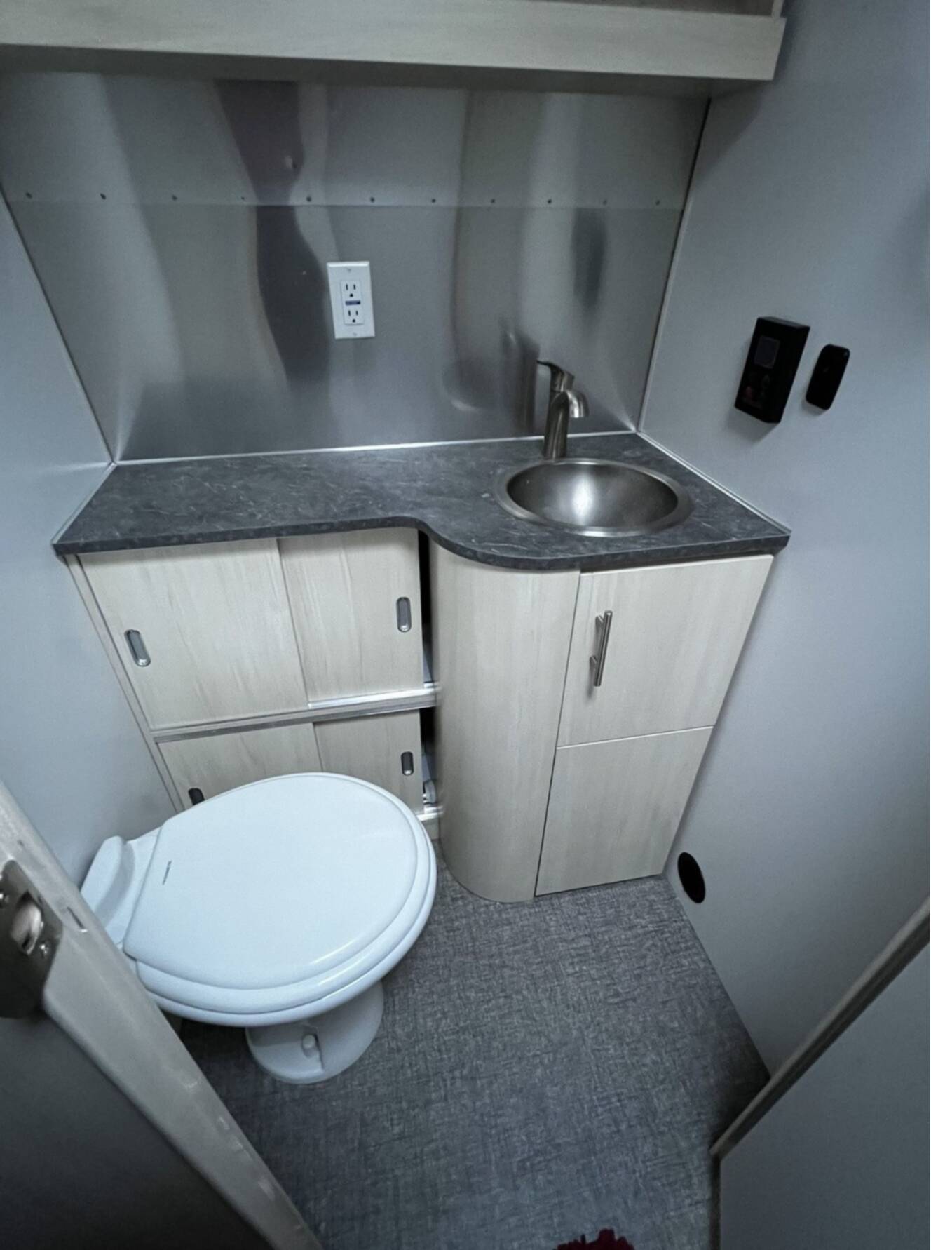 A photo of this 2022 Airstream FLYING CLOUD 27FB TWIN