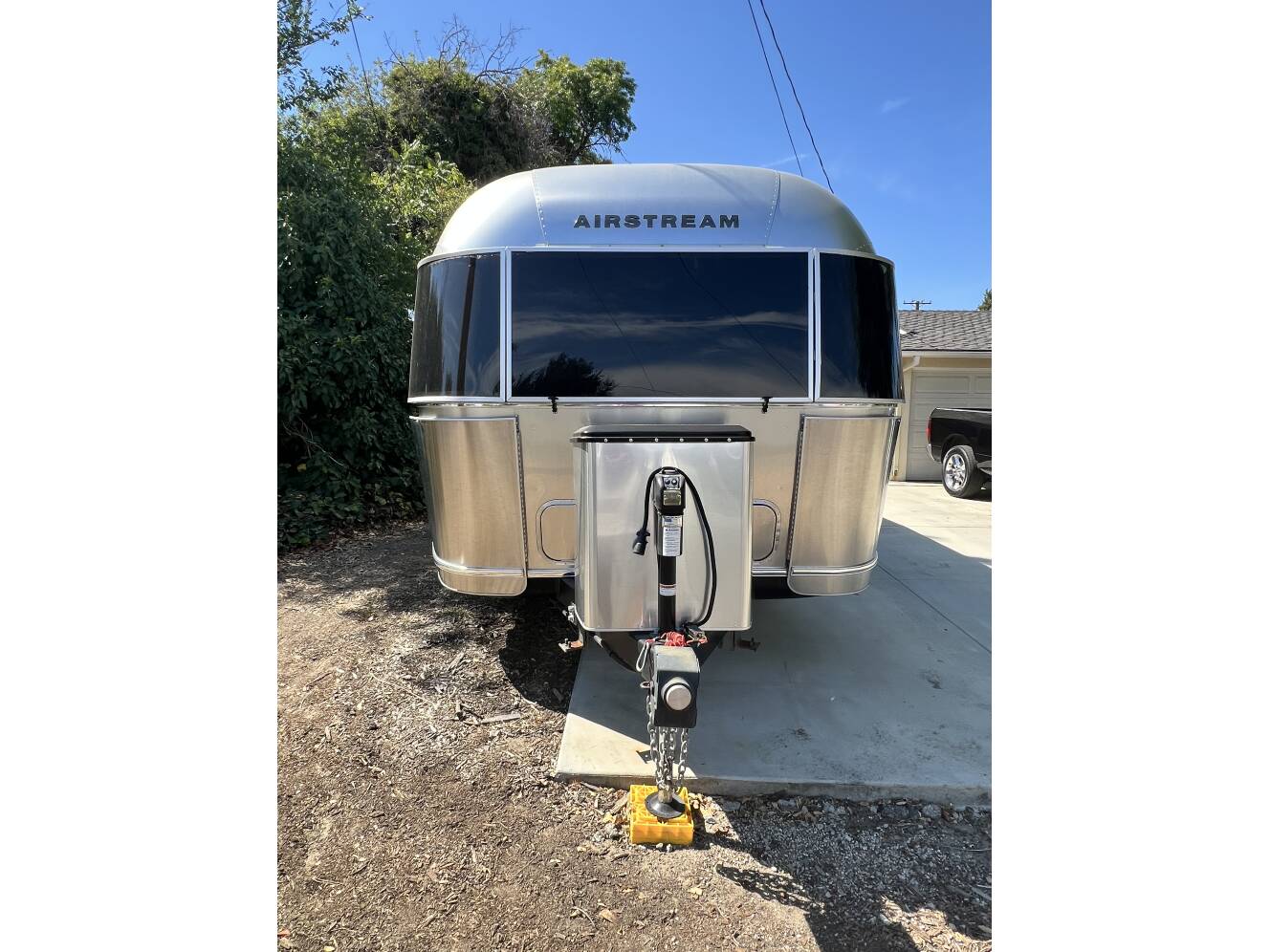 A photo of this 2022 Airstream FLYING CLOUD 27FB TWIN