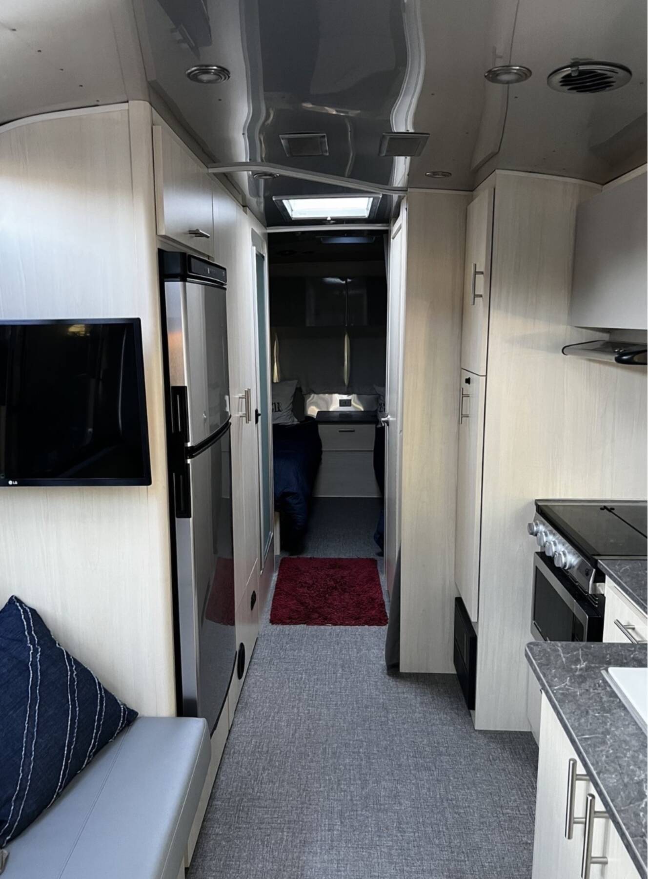A photo of this 2022 Airstream FLYING CLOUD 27FB TWIN