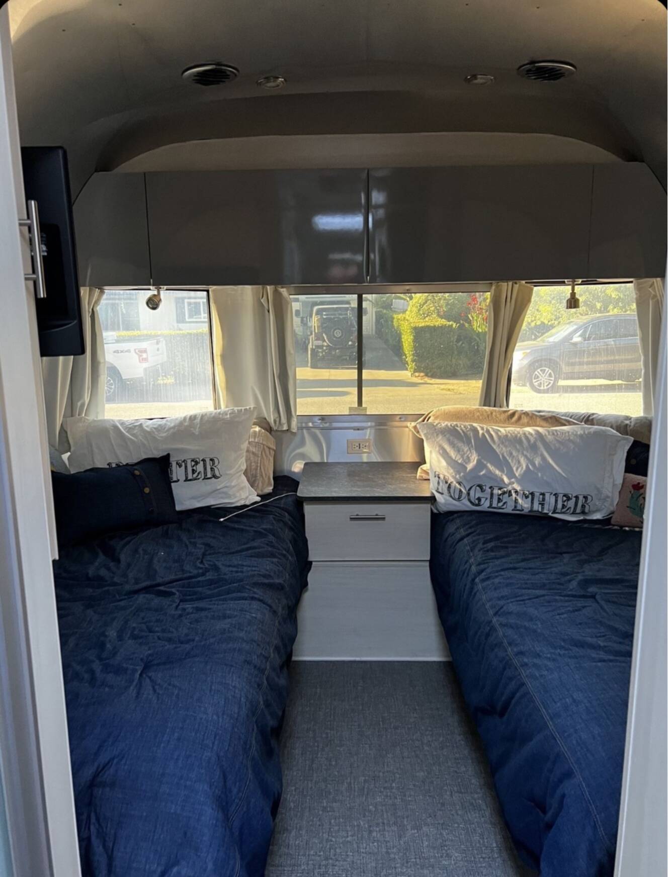 A photo of this 2022 Airstream FLYING CLOUD 27FB TWIN