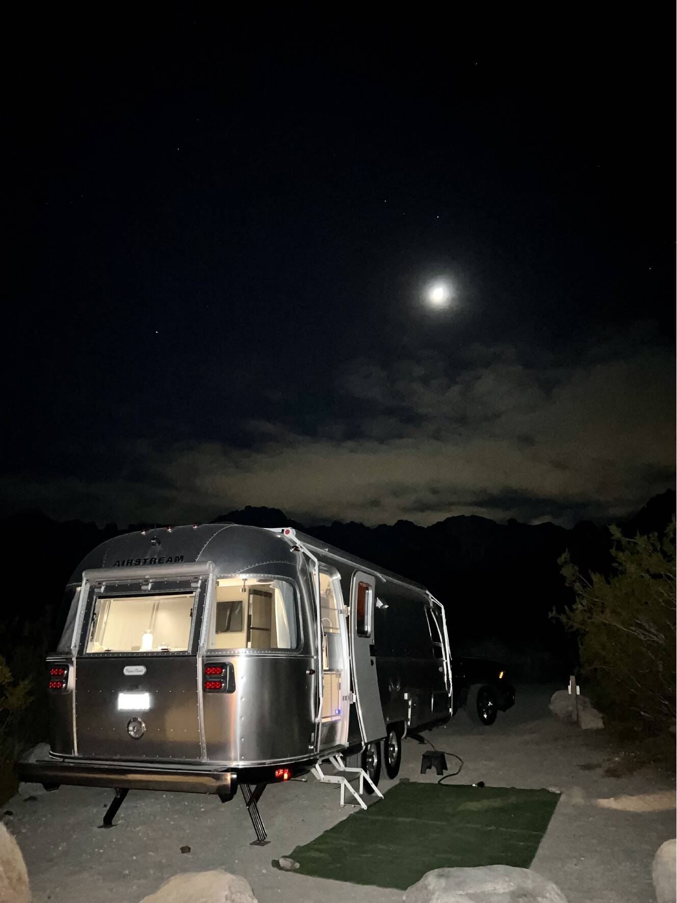 A photo of this 2022 Airstream FLYING CLOUD 27FB TWIN