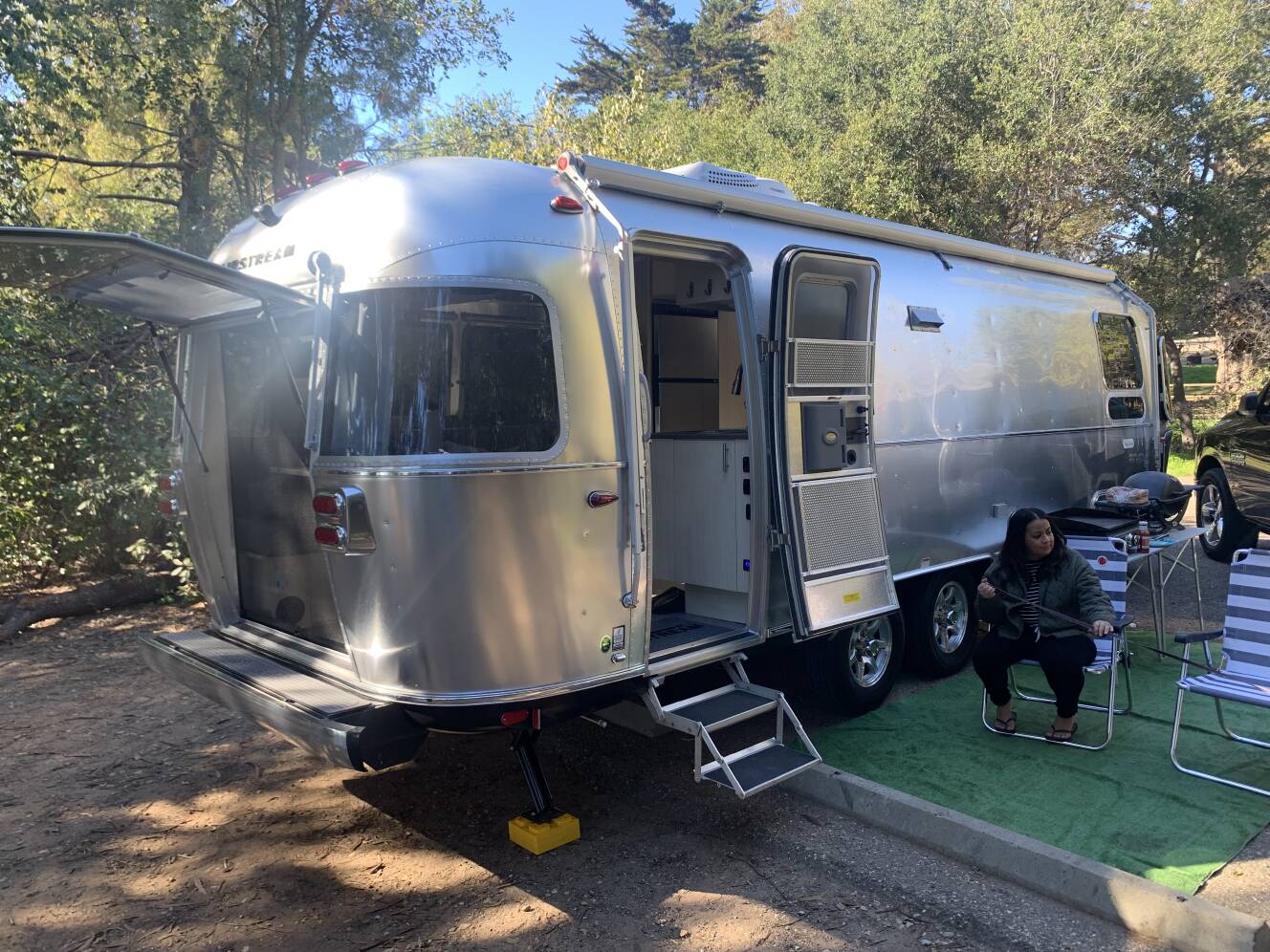 A photo of this 2022 Airstream FLYING CLOUD 27FB TWIN