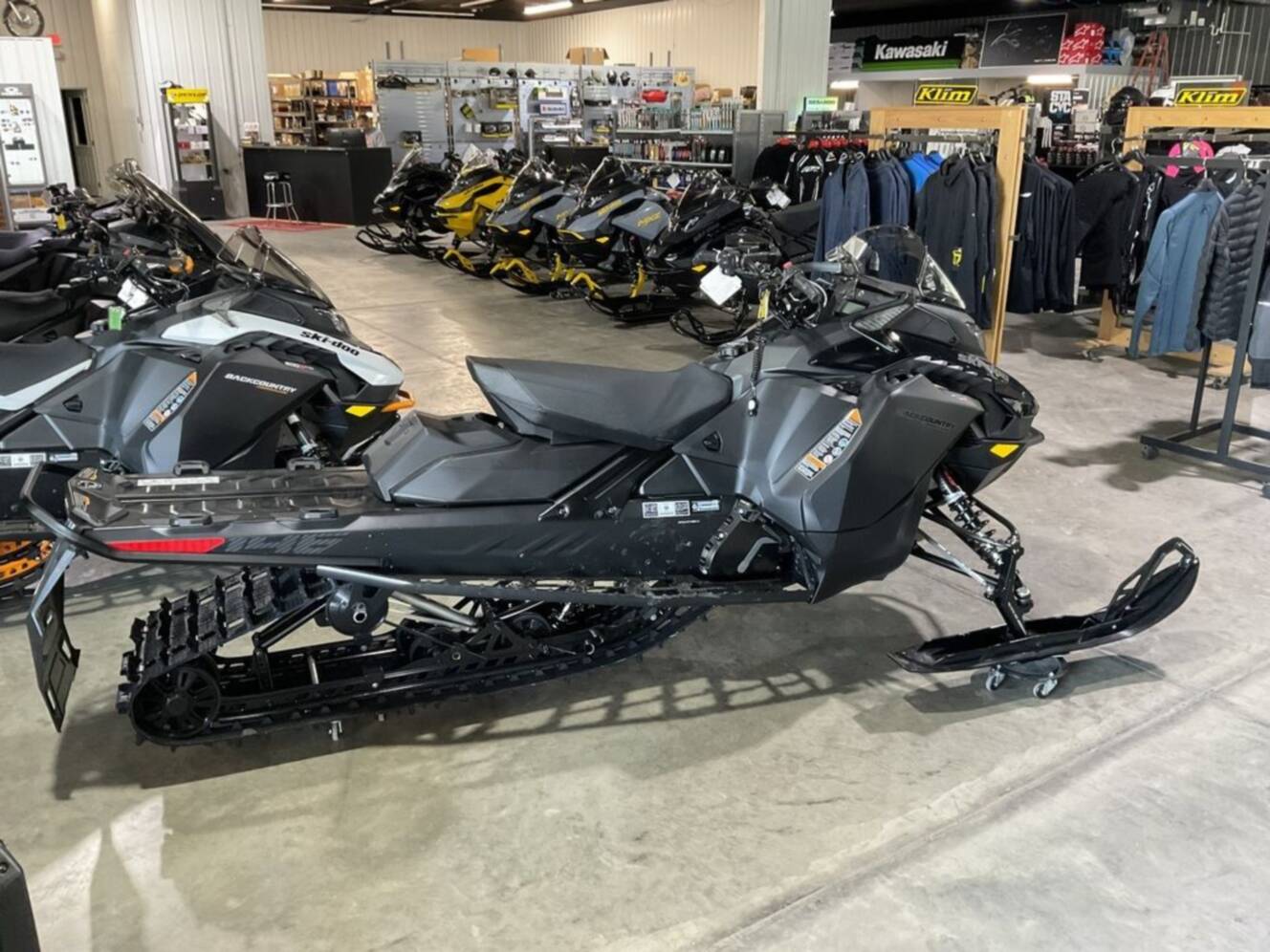 A photo of this 2026 Ski-Doo Backcountry Adrenaline® 600R E-TEC Storm 1.5_Black