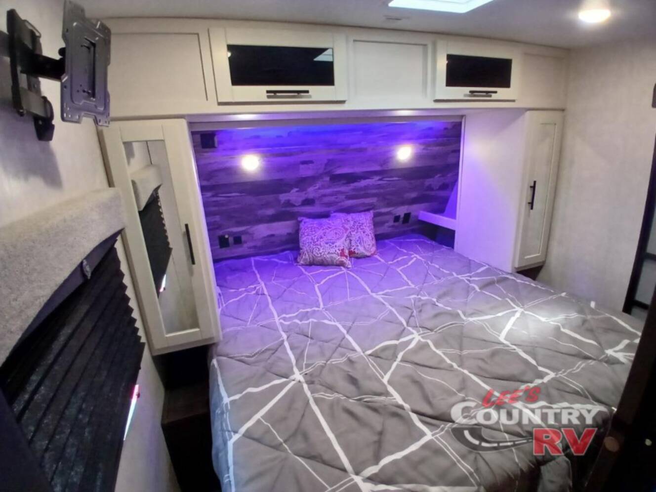 A photo of this 2022 Crossroads Rv Cruiser Aire CR28BBH