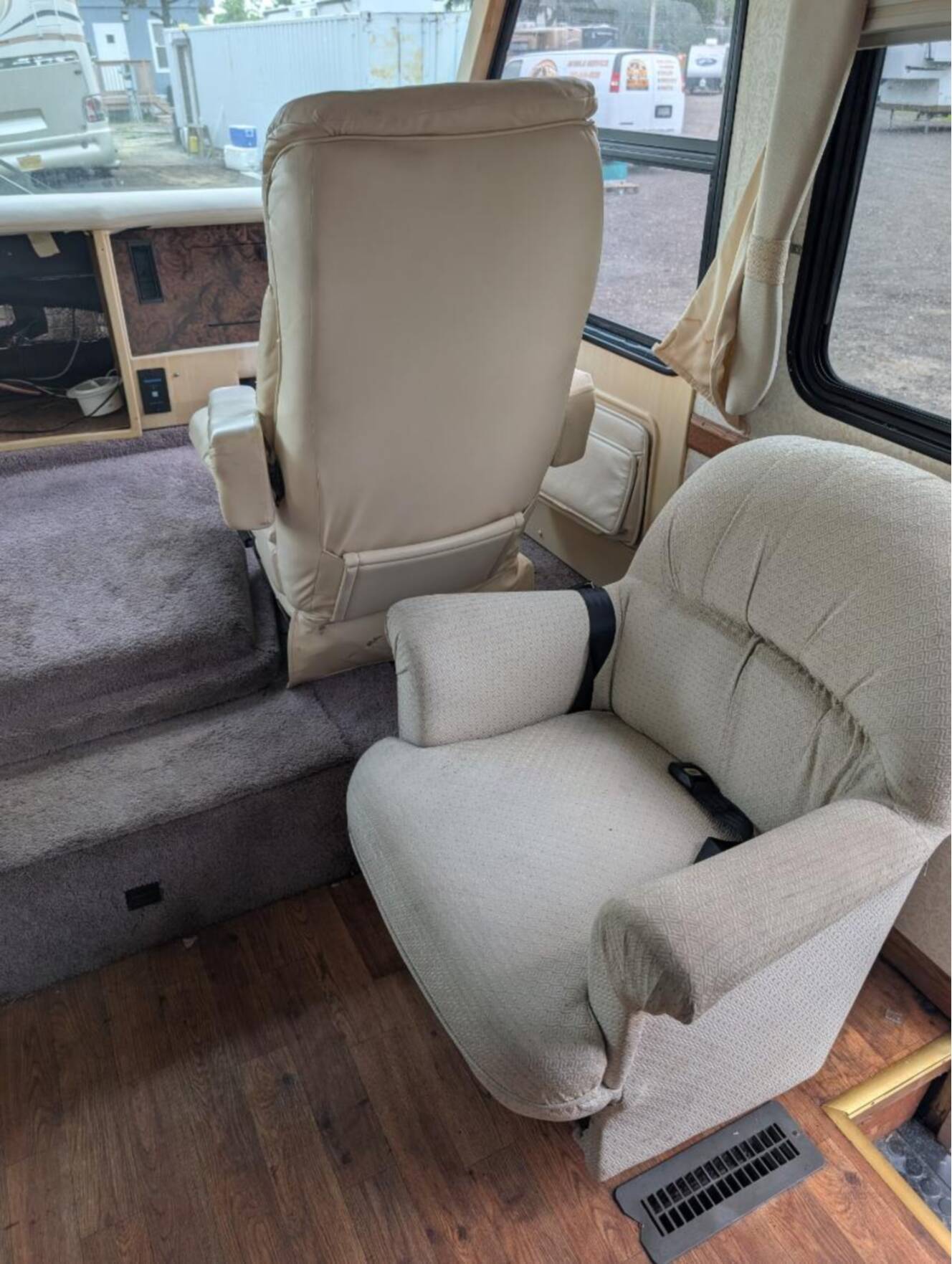 A photo of this 1999 Airstream Land Yacht 30J