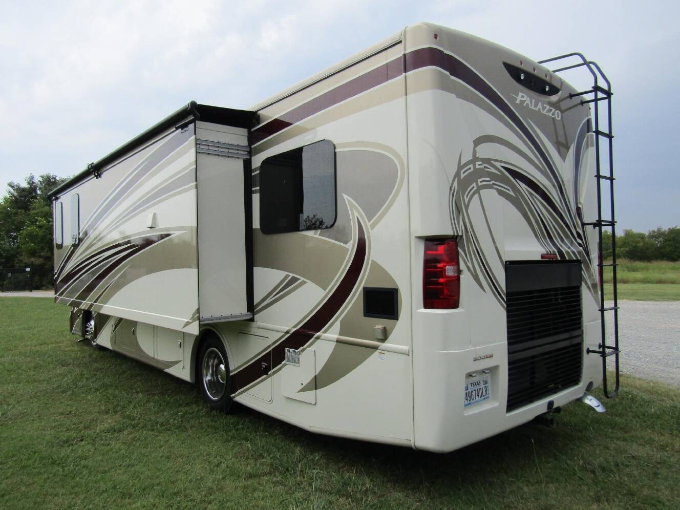 A photo of this 2016 Thor Motor Coach PALAZZO 33.2