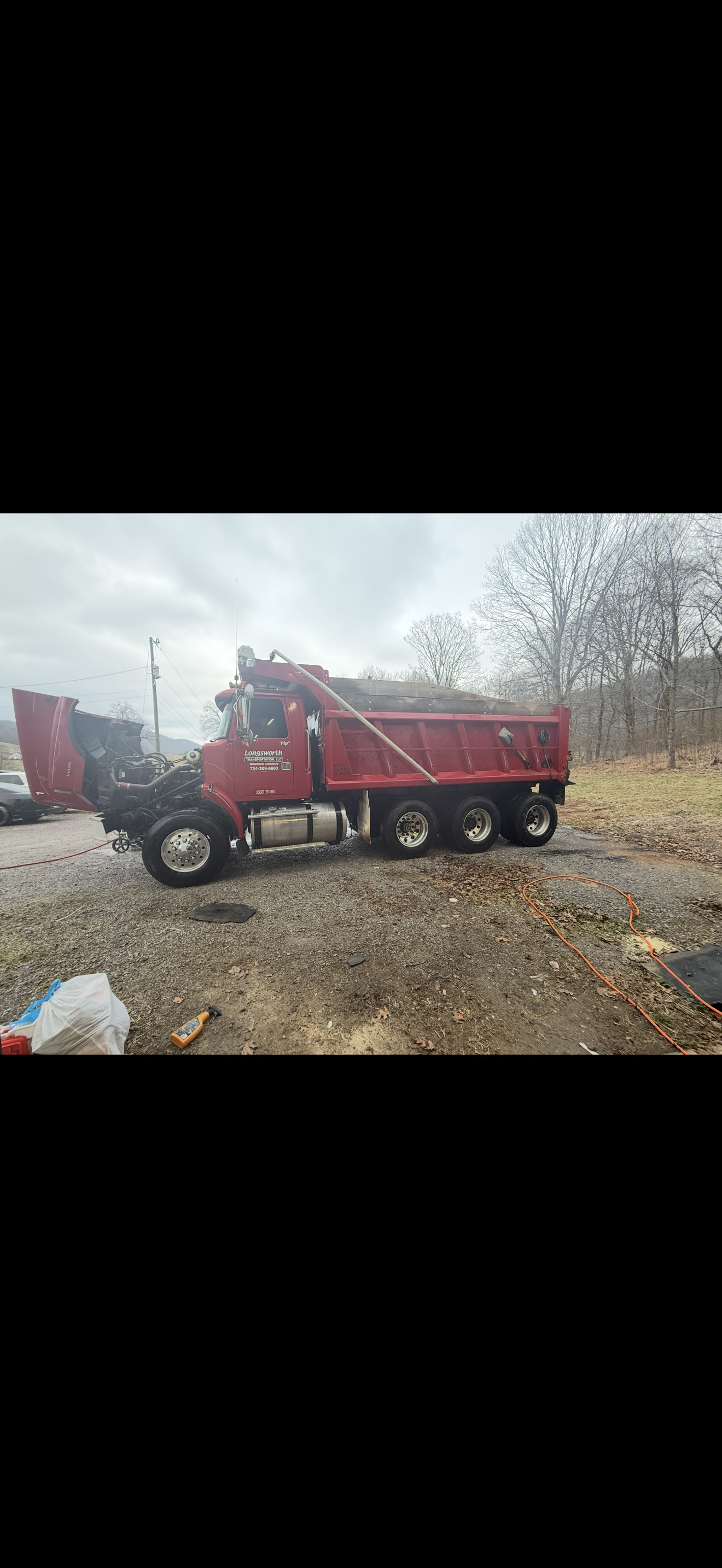 2000 VOLVO WG64 in Washburn, TN