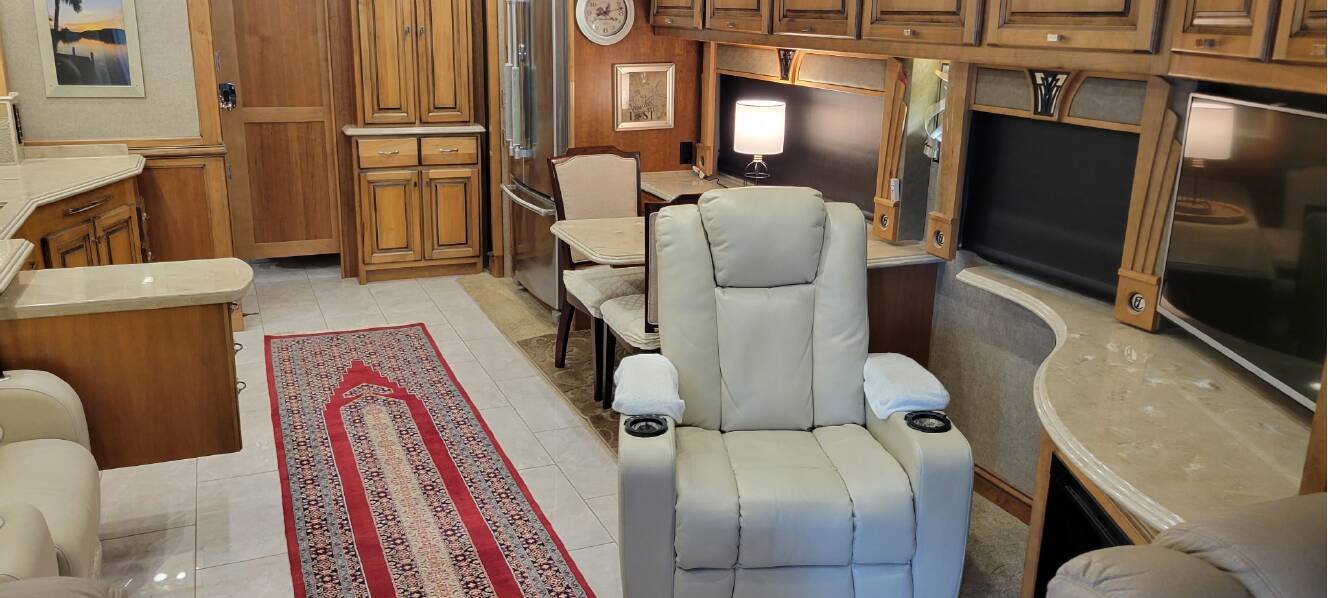 A photo of this 2017 Tiffin Motorhomes PHAETON 40 QBH
