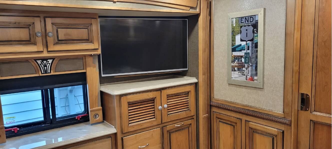A photo of this 2017 Tiffin Motorhomes PHAETON 40 QBH