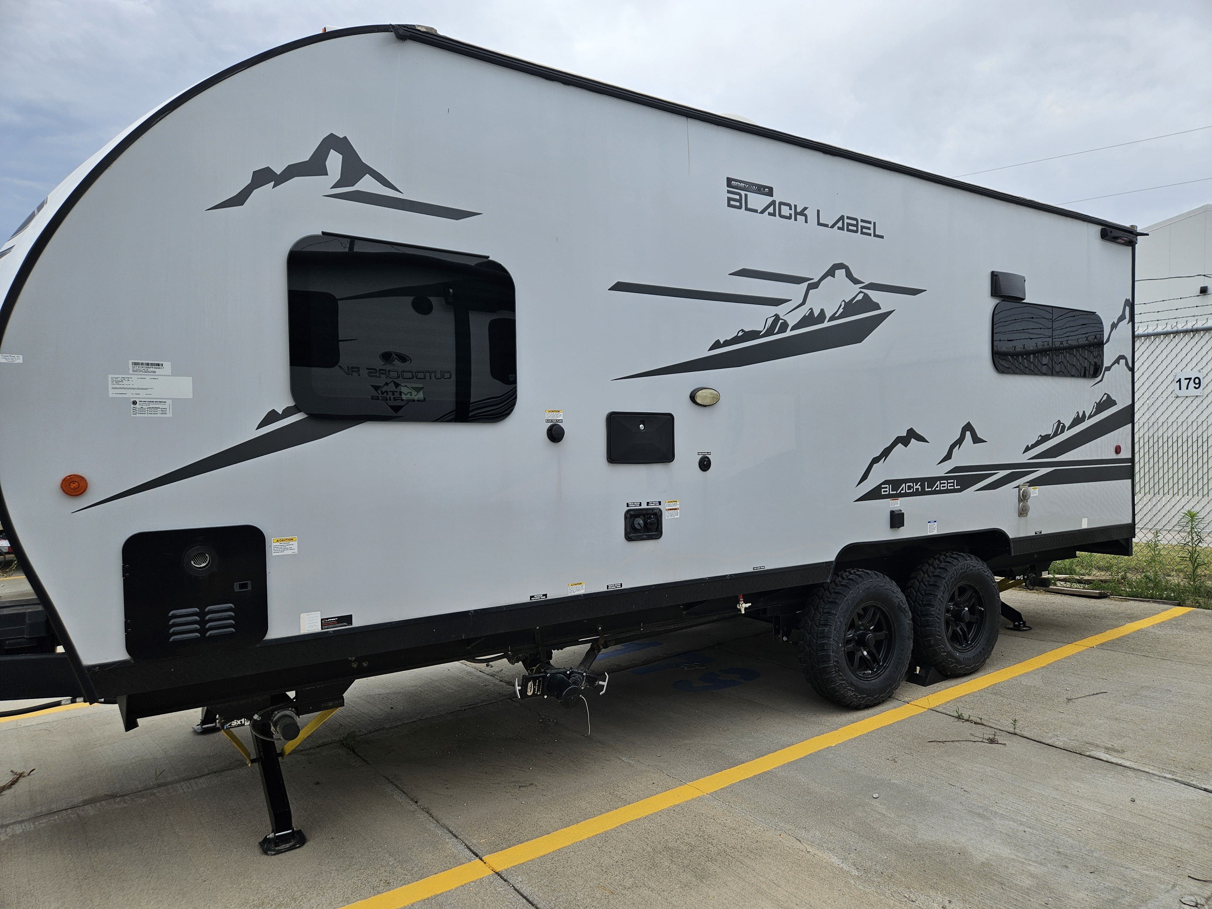 2023 Forest River CHEROKEE GREY WOLF BLACK LABEL TOY HAULER 18RRBL RV