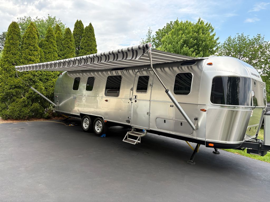 2024 Airstream Classic 33FB Twin in orefield PA