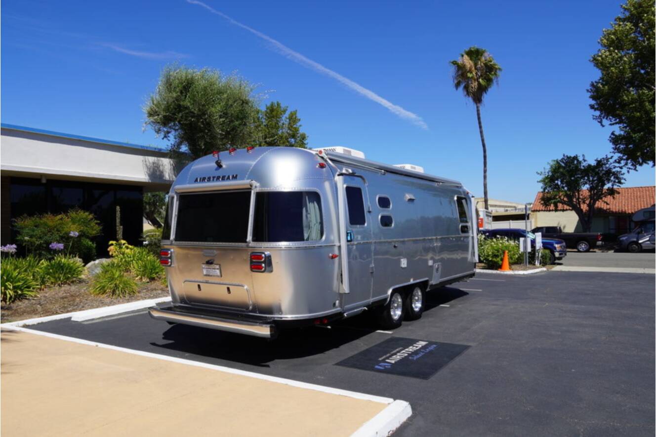 A photo of this 2025 Airstream Globetrotter 27FBQ