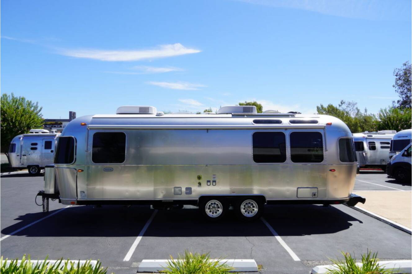 A photo of this 2025 Airstream Globetrotter 27FBQ