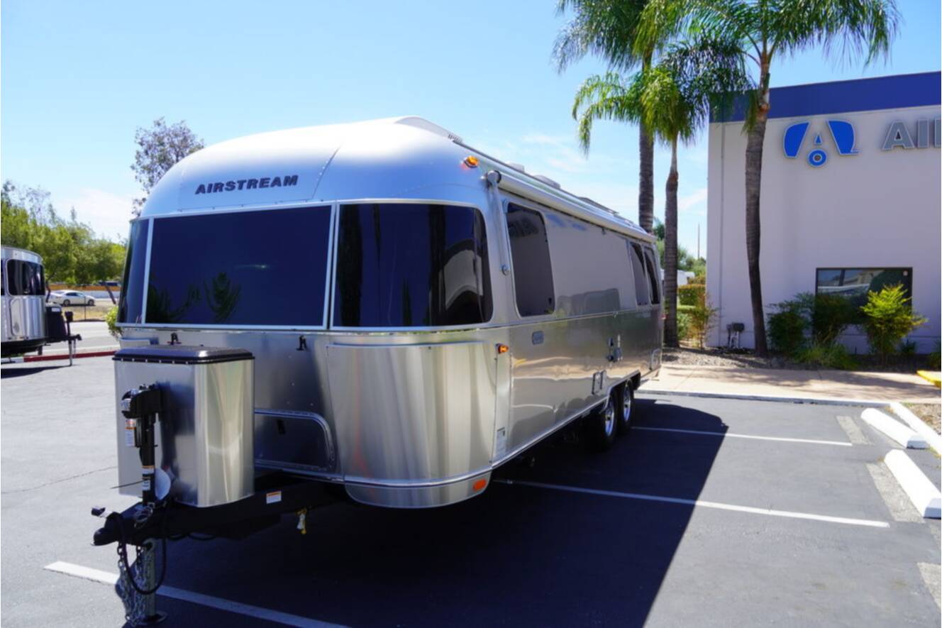 A photo of this 2025 Airstream Globetrotter 27FBQ