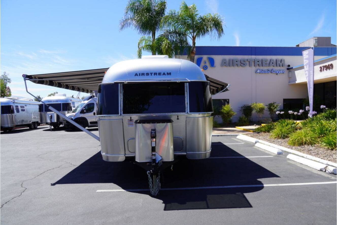A photo of this 2025 Airstream Globetrotter 27FBQ