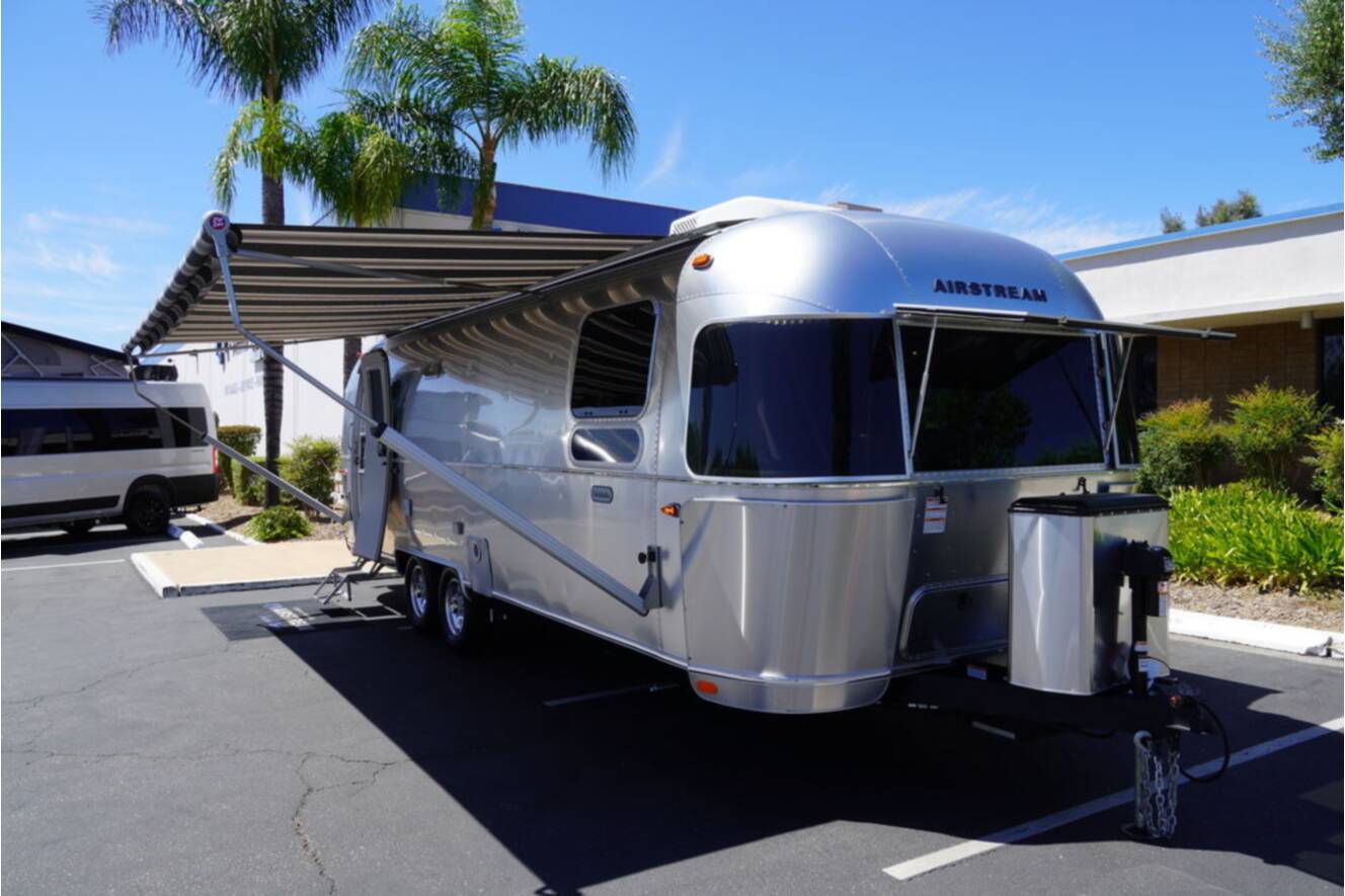 A photo of this 2025 Airstream Globetrotter 27FBQ