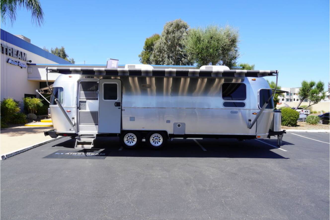 A photo of this 2025 Airstream Globetrotter 27FBQ