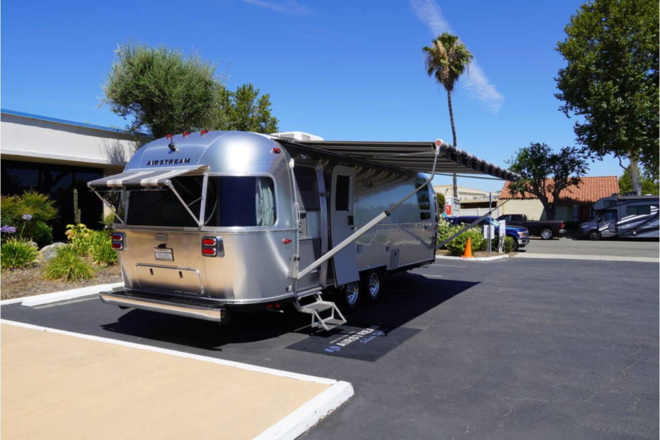 A photo of this 2025 Airstream Globetrotter 27FBQ