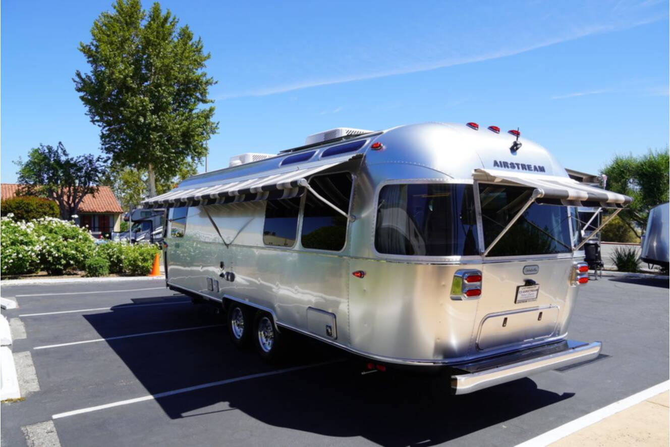 A photo of this 2025 Airstream Globetrotter 27FBQ